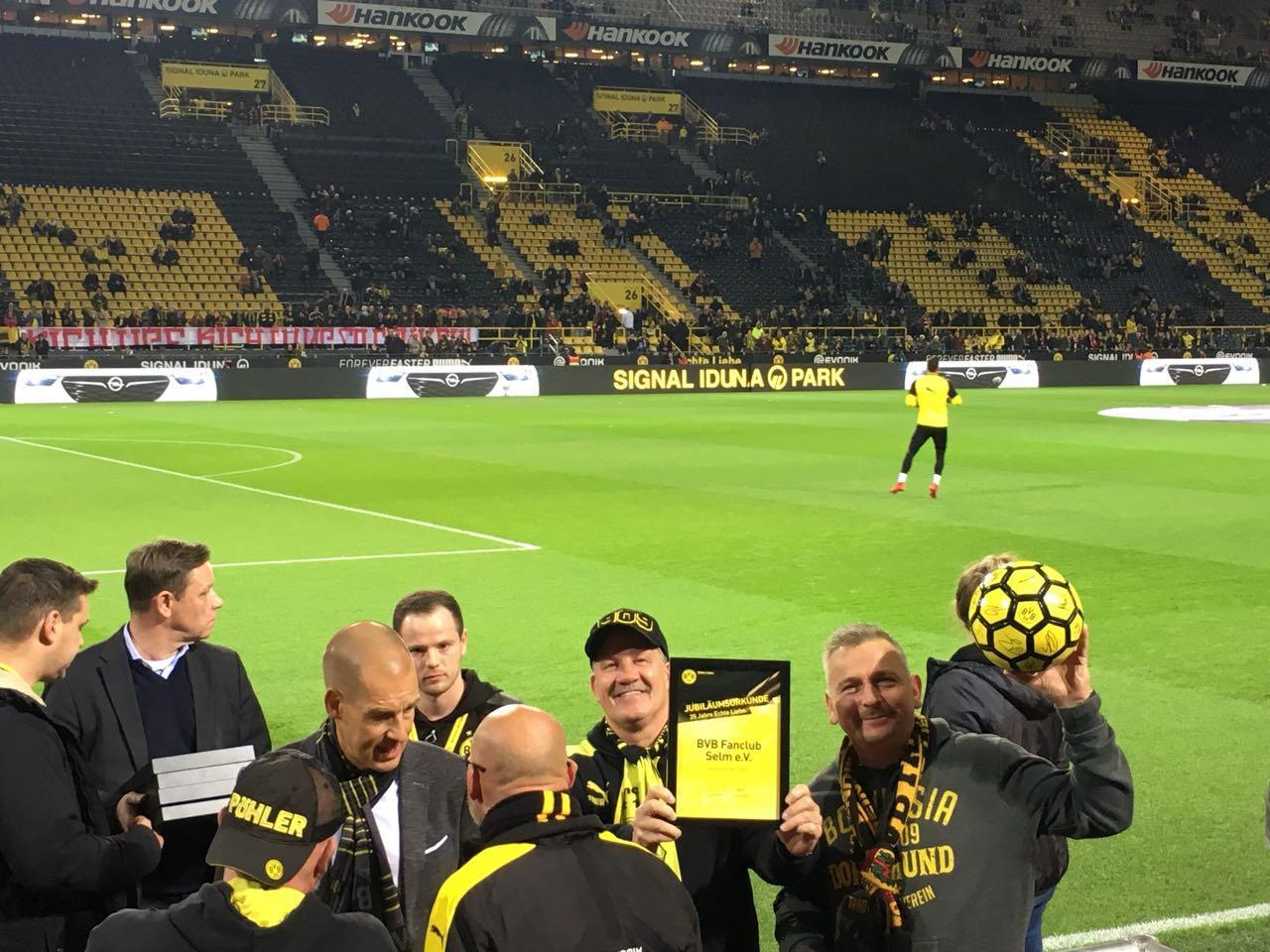 Borussia Dortmund ehrt Fanclub | bvbfanclub-selm.de
